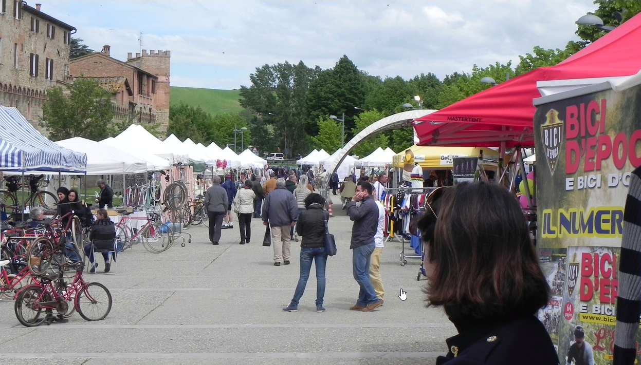 Vintage fietsmarkt op Eroica Primavera (Toscane)